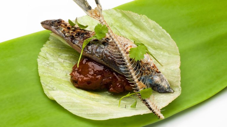 Ssäm of iberian pork Castañuela with sardine and his crispy spine