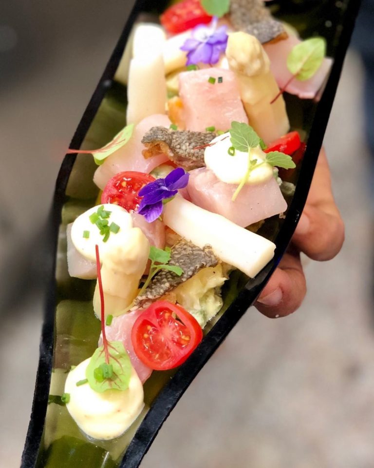 Sushi de Hamachi con ensaladilla,espárragos blancos de temporada y sabayon de Sake
